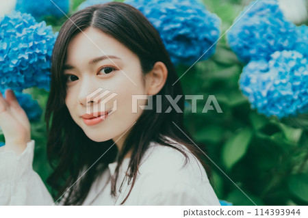 Hydrangea and young woman 114393944
