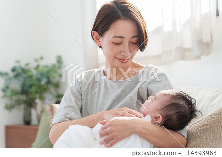 媽媽抱著一個嬰兒 媽媽抱著一個嬰兒 114393963