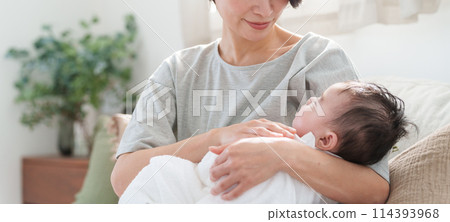 Mother holding a baby 114393968
