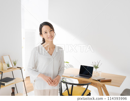 客廳裡站著一名30多歲的女士 114393996