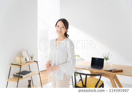 客廳裡站著一名30多歲的女士 客廳裡站著一名30多歲的女士 114393997