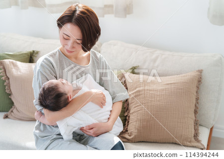 媽媽抱著一個嬰兒 媽媽抱著一個嬰兒 114394244