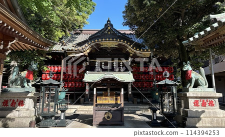 A divine shrine on a clear day (Toyokawa Inari Tokyo Betsuin) ※ 16:9 | High resolution A divine shrine on a clear day (Toyokawa Inari Tokyo Betsuin) ※ 16:9 | High resolution 114394253