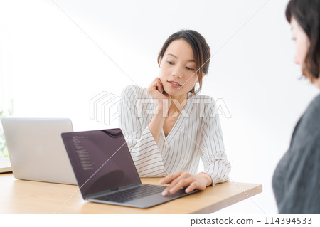 一名 30 多歲的女性正在開會 114394533