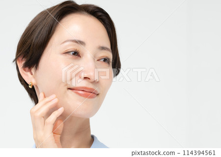 Female portrait 114394561