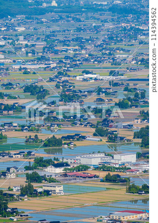 Image of the vast Tonami Plain during the spring rice planting season | Photographed from the Sankyomura Observatory | Tonami City, Toyama Prefecture 114394562