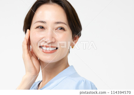 Female portrait 114394570