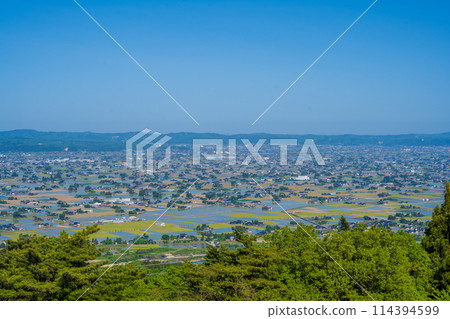 Image of the vast Tonami Plain during the spring rice planting season | Photographed from the Sankyomura Observatory | Tonami City, Toyama Prefecture Image of the vast Tonami Plain during the spring rice planting season | Photographed from the Sankyomura Observatory | Tonami City, Toyama Prefecture 114394599