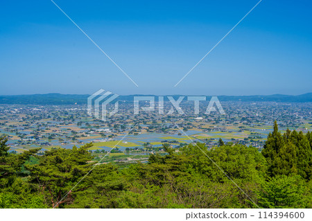 Image of the vast Tonami Plain during the spring rice planting season | Photographed from the Sankyomura Observatory | Tonami City, Toyama Prefecture Image of the vast Tonami Plain during the spring rice planting season | Photographed from the Sankyomura Observatory | Tonami City, Toyama Prefecture 114394600