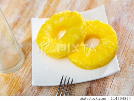 Slices of ripe pineapple 114394854