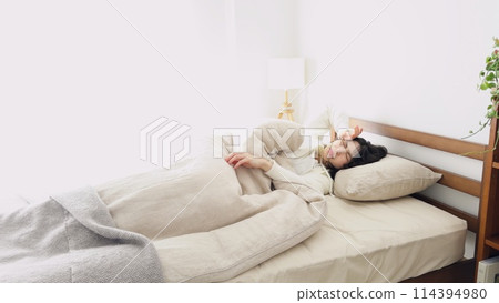 因炎熱而無法入睡的亞洲女性 114394980