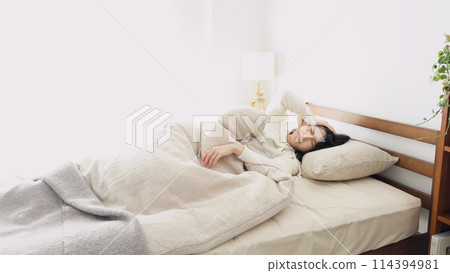 因炎熱而無法入睡的亞洲女性 114394981