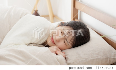 A woman feeling pain in her futon 114394983