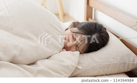 A woman feeling pain in her futon 114394984