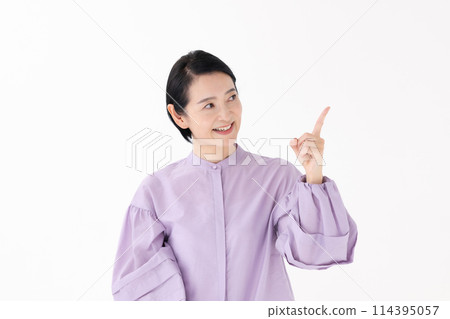 Middle-aged woman portrait pointing Middle-aged woman portrait pointing 114395057