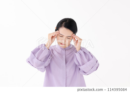 Middle-aged woman portrait headache 114395084