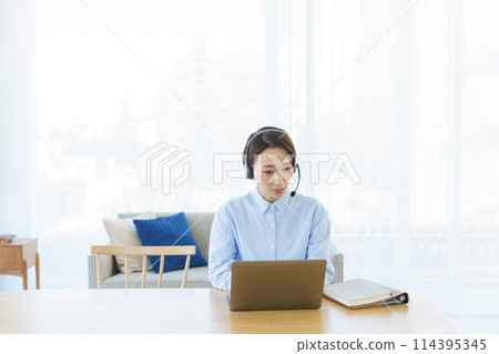 一位女士在客廳遠距辦公 114395345