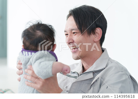 Working dad with baby 114395618