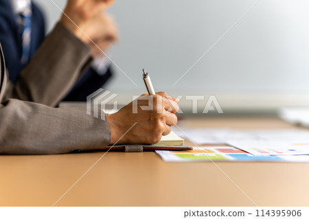 商務人士在工作：商務場景 114395906