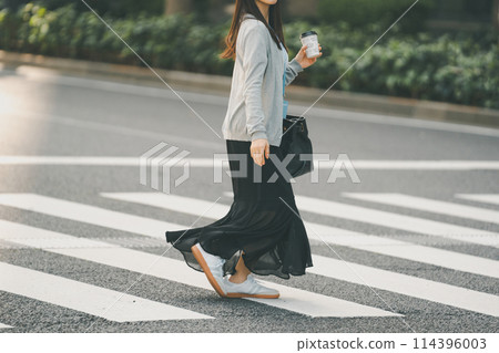 A working woman out for lunch crossing the street A working woman out for lunch crossing the street 114396003
