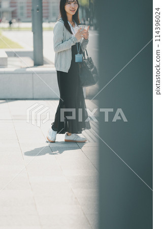 一位穿著休閒服的年輕職業婦女在辦公區行走 114396024