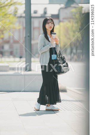 一位穿著休閒服的年輕職業婦女在辦公區行走 114396025