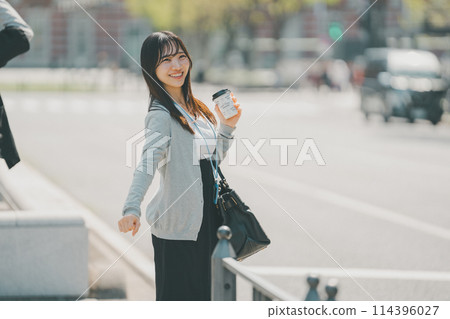 一位出去吃午餐的職業女性在紅綠燈處等待 114396027