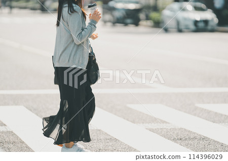 A working woman out for lunch crossing the street A working woman out for lunch crossing the street 114396029