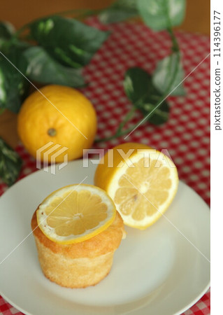 Lemon muffin 114396177