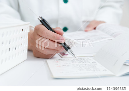 配藥藥房藥劑師的手檢查藥物筆記本中的藥物 114396885