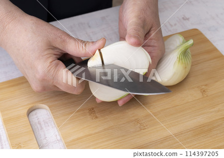 新鮮洋蔥刀切片 114397205