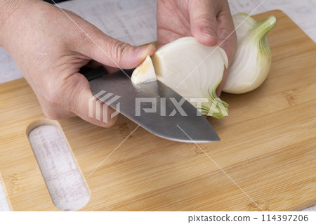 新鮮洋蔥刀切片 114397206