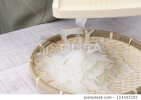 Slice the new onions 114397285