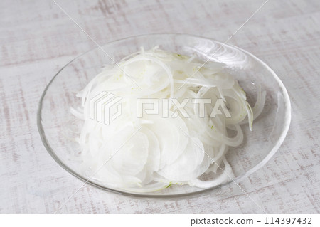 Slicing new onion 114397432