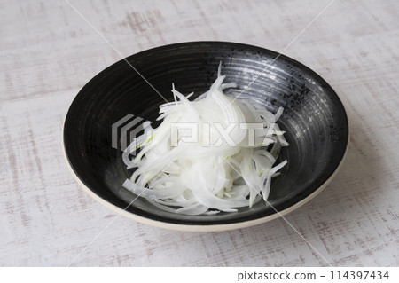 Slicing new onion 114397434