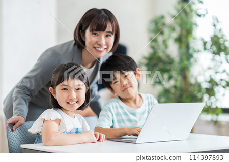 小學生和他們的老師學習程式設計。 小學生和他們的老師學習程式設計。 114397893
