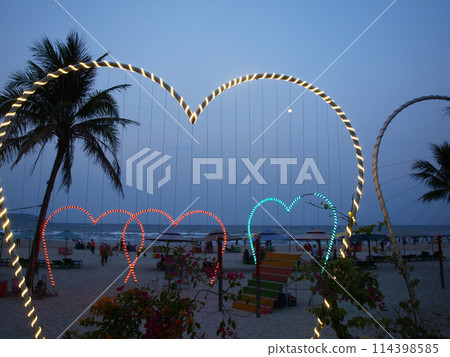 越南峴港美溪海灘上的心型霓虹燈 114398585