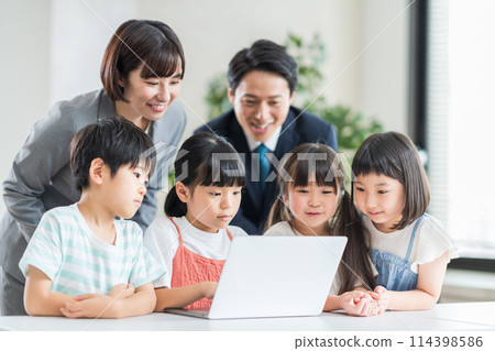 Elementary school students and a teacher taking a programming class at a cram school. Elementary school students and a teacher taking a programming class at a cram school. 114398586