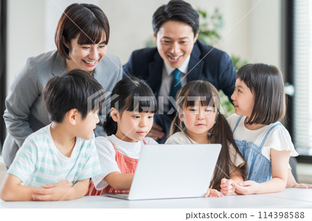 小學生和老師在補習班教授程式設計。 小學生和老師在補習班教授程式設計。 114398588