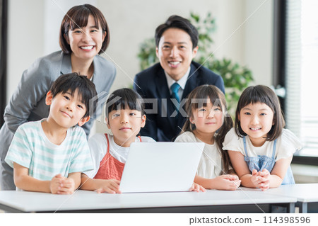 小學生和老師在補習班教授程式設計。 114398596