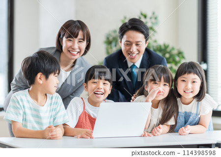 Elementary school students and a teacher taking a programming class at a cram school. Elementary school students and a teacher taking a programming class at a cram school. 114398598