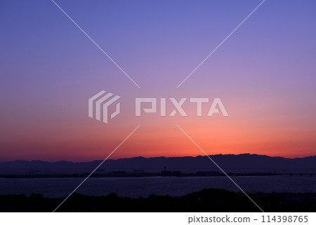 以日落為背景的中部國際機場 以日落為背景的中部國際機場 114398765