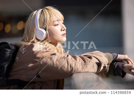 街拍年輕女子聽音樂 114398859