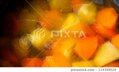 煮土豆和胡蘿蔔 114399029