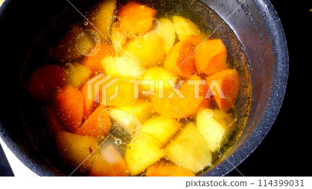 煮土豆和胡蘿蔔 煮土豆和胡蘿蔔 114399031