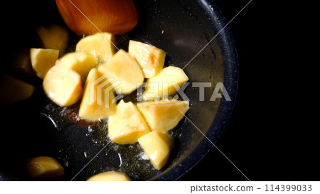 Stir-fried potatoes 114399033