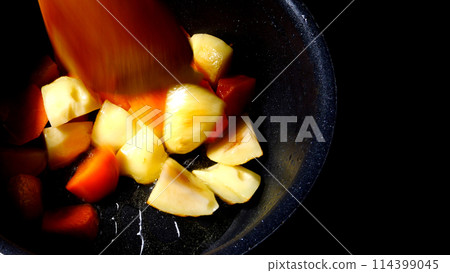 Stir-fried potato carrot 114399045