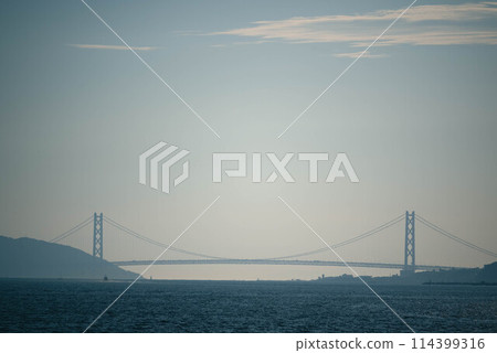 從日本神戶港島看到的明石海峽大橋 從日本神戶港島看到的明石海峽大橋 114399316