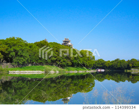 岡山城天守閣倒映在沒有波浪的護城河表面 岡山城天守閣倒映在沒有波浪的護城河表面 114399334