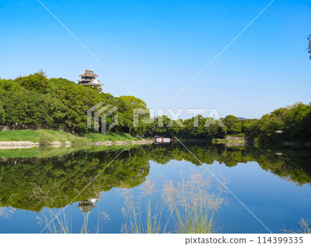 岡山城天守閣倒映在沒有波浪的護城河表面 岡山城天守閣倒映在沒有波浪的護城河表面 114399335